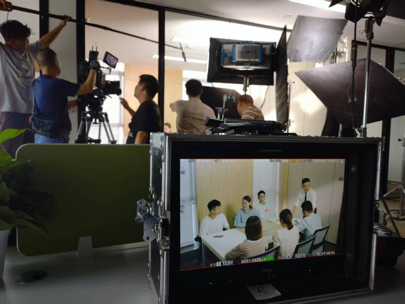 峄城区TVC拍摄公司：科技产品视觉化大师，诠释未来感与功能美学